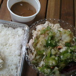 金魚鉢 - 冷豚しゃぶオクラとめかぶ乗せ＋ビーフシチュー