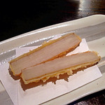 天ぷら岡本 - 夏ゴボウ。塩か醤油で。ゴボウの味が結構濃いので醤油のほうが個人的には合う気がします。