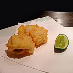 天ぷら岡本 - 鱧。そういえば、訪れた日の翌日は夏至。もうカレンダー的には夏なんですね。かぼすと塩で。