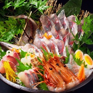 Fresh sashimi sent directly from the market and the famous live mackerel