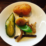 Natural Buffet うさ八 - 新じゃがの甘辛煮　ごぼうとふきの煮物　きゅうりのマリネ