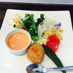 赤ピーマンのフラン、ライスコロッケ、オクラのピリ辛、野菜各種とエディブルフラワー