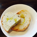 米ぬかいりバジルパンと蒜山慶光園のフランスパン