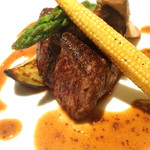 ワインサロン エルミタージュ - メインのステーキ 焼き具合はミディアムレア。お肉の旨味が感じられます。付け合わせの野菜も美味しい。