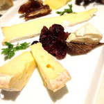ワインサロン エルミタージュ - デザートをチーズに変更していただきました！