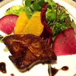 ワインサロン エルミタージュ - フォアグラポワレとオレンジのサラダ オレンジのピールが乗ってました。フレッシュなオレンジと一緒に食べるとまた美味！