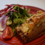 サラマンジェ ドゥ カジノ - 本日の焼きたてキッシュ（じゃがいも・レンズ豆・ロースハムのキッシュ）