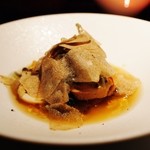 エクアトゥール - フォアグラカナールとふきのコンソメ煮、サマートリュフと広島天然ジュンサイ