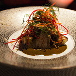 エクアトゥール - 京都加茂茄子と活けアワビの炭火焼き、肝ソースと山ワサビ
      
      