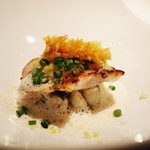 エクアトゥール - 金沢八景アナゴとキクラゲの焼きツミレ、丹波甘鯛のソテー、アナゴと甘鯛から取った出汁のショウガとレモンソース
      