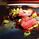 エクアトゥール - ラカン産鳩の炭火焼き、スモークしたエシャロットソース