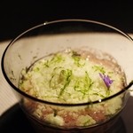 エクアトゥール - 桃のコンポートと桃の炭酸ムース、ヴェルベーヌのパウダー