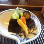 魚菜料理 縄屋 - 店主のお母様が作られているお野菜の漬物、間引き人参２種、茄子（糠漬け）、キューリー（塩麹漬け）、山椒昆布