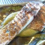 魚菜料理 縄屋 - お野菜を醗酵した酸味のあるソースで季節の魚イサキとよく合う。