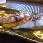 魚菜料理 縄屋 - 焼物はイサキの塩焼に野菜の醗酵ソース添えアップ