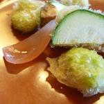 魚菜料理 縄屋 - ズッキーニとそら豆の天ぷら、赤酢に漬けて玉ねぎが添えて