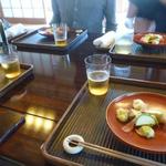 魚菜料理 縄屋 - ズッキーニとそら豆の天ぷら、赤酢に漬けて玉ねぎが添えて