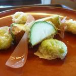 魚菜料理 縄屋 - ズッキーニとそら豆の天ぷら、赤酢に漬けて玉ねぎが添えて