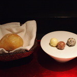 エクアトゥール - バターは3種類。どれも美味しい。