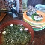 廻る富山湾 すし玉 富山掛尾本店 - 県西部が産地の海藻『ながらも』のお味噌汁と活さざえ