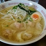 雲呑美 - 豚と鶏のワンタン麺820円