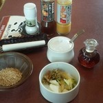 とんかつ 濵かつ - 漬け物とゴマ到着。