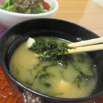 焼とりの八兵衛 - セットのお味噌汁はアオサノリを使ったやや濃い味のお味噌汁でした。
      
      