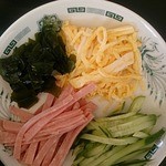 日高屋 - わかめ等  海藻好きの私(⌒‐⌒)ほんのり甘く柔らかい錦糸卵と､体を冷す胡瓜＆ハムはせん切りに揃えられ､カラフルな彩りに♪♪♪♪