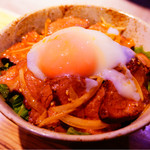 炭火焼肉寿恵比呂 - バルメニューのローストビーフ温玉のせ丼黒糖ソース（≧∇≦）