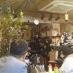 ひだりうま アンド エイワン - 店内がTVにくぎ付け！