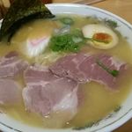 はまんど - 白湯の具はチャーシュー、煮卵1/2、メンマ、海苔、簀巻き