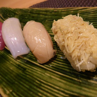 築地すし好 JIN仁 赤坂アークヒルズ店 - 右は「毛がに」の握り