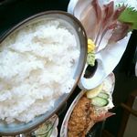 魚京 - 本日の日替わり735円（ワラサの刺身とチキンカツ）