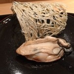 鮨 田なべ - たたみいわしに釧路の仙鳳趾産の牡蠣