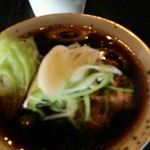 そば処港屋 - たっぷりのつけ汁、中には大きな鶏肉がゴロゴロ入っておりました