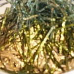 そば処港屋 - 山盛りの蕎麦には大量のゴマと刻み海苔が