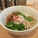 カーザ ルカ - ラー博は俺の社員食堂。  ペペロソチーノ和え麺＋温玉！  辛さはMAXの3辛！  こうして上から見ると、野菜と温玉で平和な雰囲気。しかし、この下に赤い麺が。