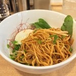 カーザ ルカ - ペペロソチーノ和え麺を和えてみた。丼の底に赤いタレがあるので、ジェンメンテキにかき混ぜるとシアワセ確定。途中で温玉も崩して和えると辛さも和らぐ。イイね！ 