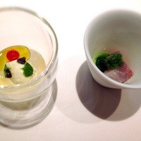 オマージュ - モッツァレラと透明なトマトエキス、アジのキュウリと大葉のソース