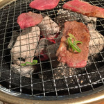 炭火焼肉 セジョン - タン、ロース、焼いてます♬