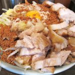 麺や あかつき - あえそば（野菜マシマシ・アブラ・カラメ）＋麺大盛り＋豚追加＋揚ニンニク②