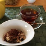 ＵＮ　ＣＡＦＥ　ＤＥ　ＬＡＢＯＵＲ - 紅茶とティラミス