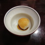 五代目 野田岩 銀座 - 鰻巻用の大根おろし　少しお醤油をたらして！