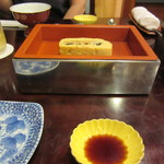 五代目 野田岩 銀座 - 鰻巻は保温容器にて提供　下にお湯が入っているので熱々！