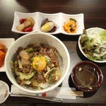 牛家 - 2015.6.23 プルコギ丼　アイス付き　500円　なんと今日は13:00頃満席