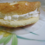 シロヤ - ホイップクリームを柔らかいスポンジ生地で挟んだ小さなケーキパンです。
            
            