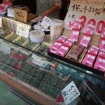 Inoue Botandou - 「くさ餅」と「桜っ子ようかん」を購入