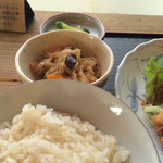 奥のは切り干し大根。ご飯は五分づき
