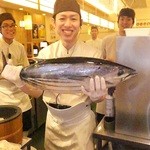 Kaitenzushi Toriton - 元気の良いスタッフさん　宮崎産の生かつお　【　２０１５年６月　】