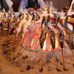 柳家 - 和良川 天然鮎最後の仕上げ